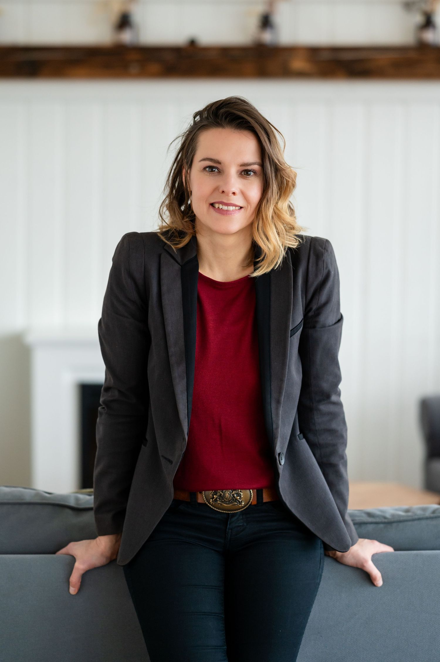 Businessportrait einer Finanzberaterin in Blazer und Jeans – kompetent, modern und nahbar