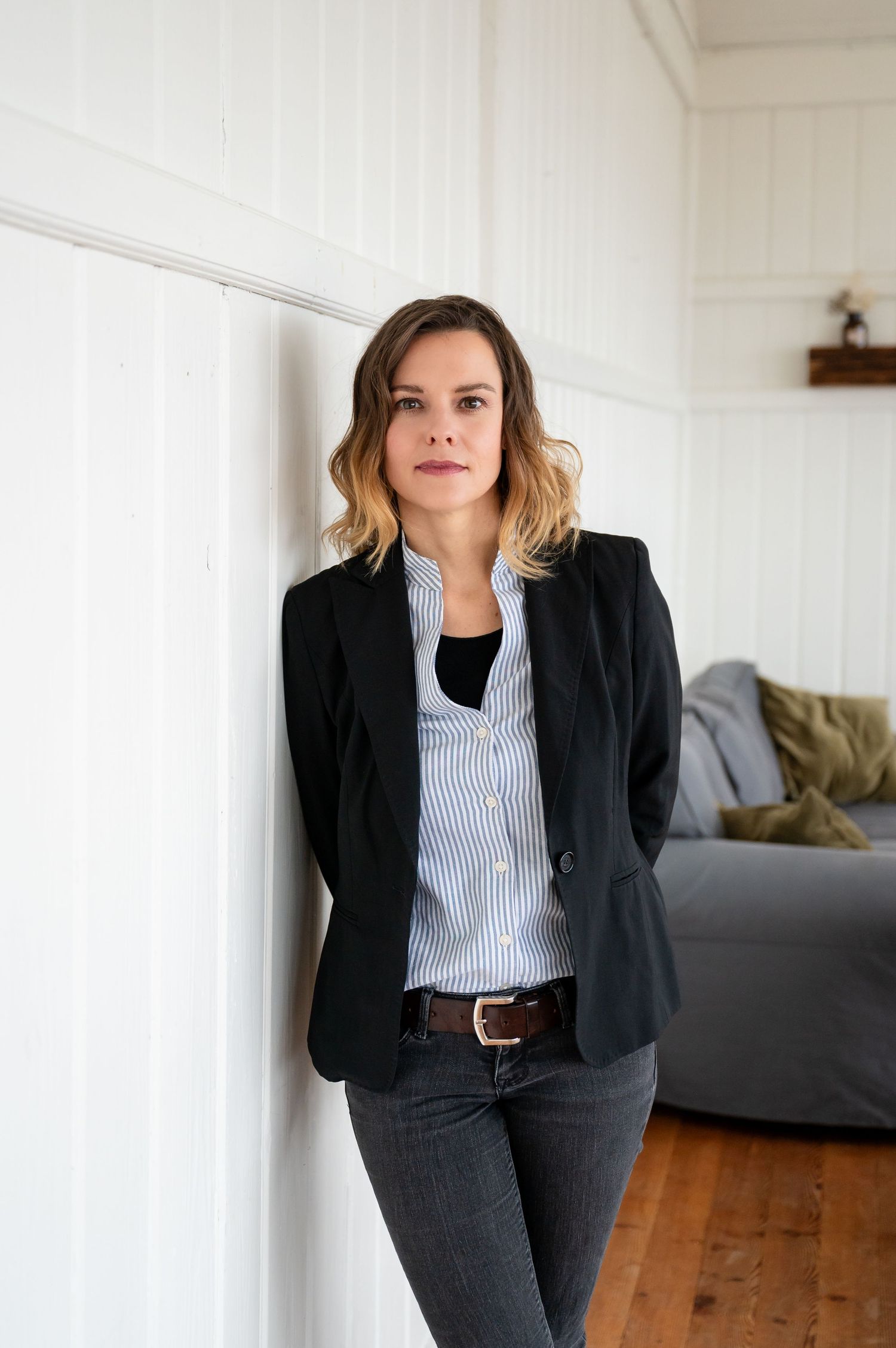 Businessportrait einer Finanzberaterin in Blazer und Jeans – kompetent, modern und nahbar