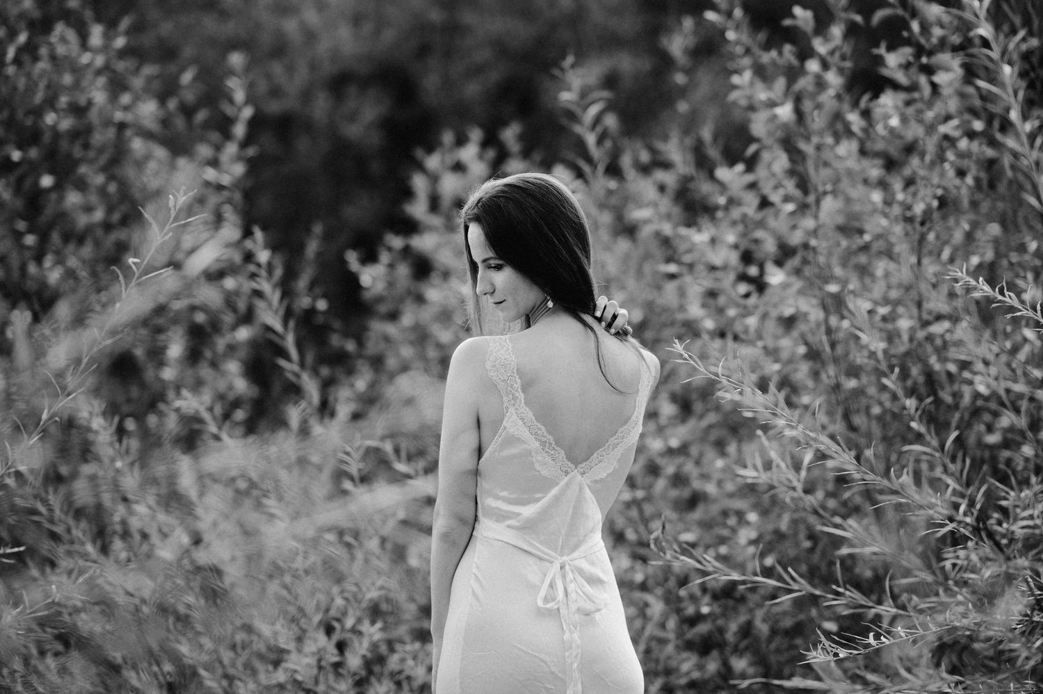 Boudoir mit Leichtigkeit: Natürlich, sinnlich und voller Selbstvertrauen. Dein Selbstliebe-Shooting in der Natur rund um Thun.