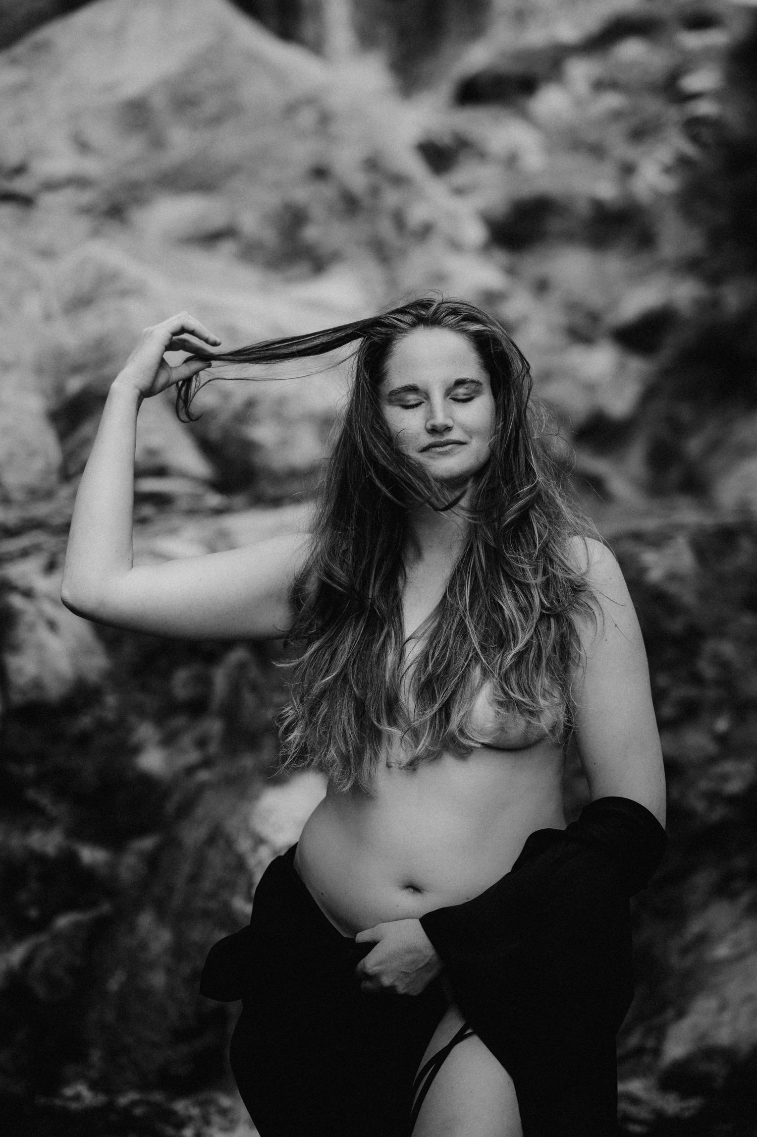 Sinnliches Boudoirportrait einer Frau mit langen Haaren in der Natur bei Thun – selbstbewusst, frei und ganz bei sich.