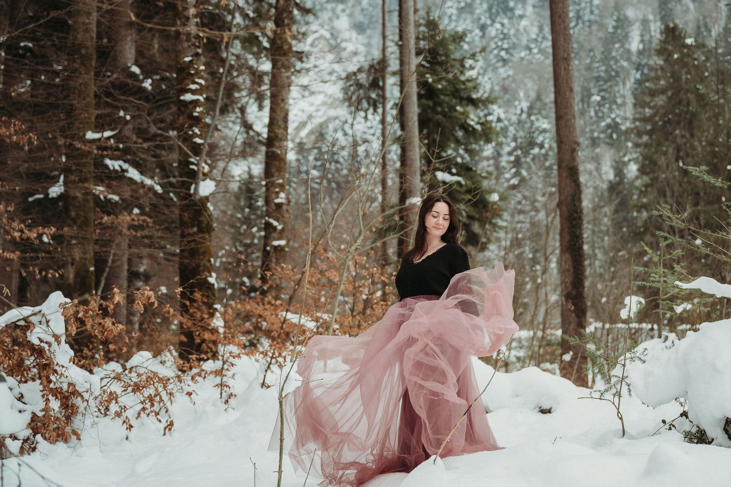 Frau im Tüllrock im Wald bei Thun – märchenhaftes Wintershooting in beeindruckender Schneelandschaft.