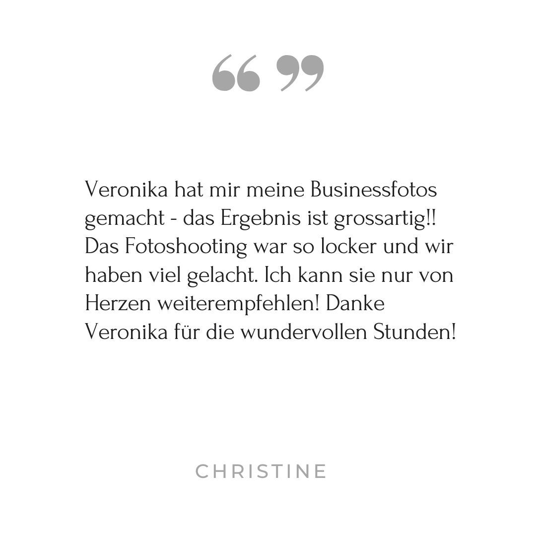 A grey testimonial block featuring German text and quotation marks with a client review.