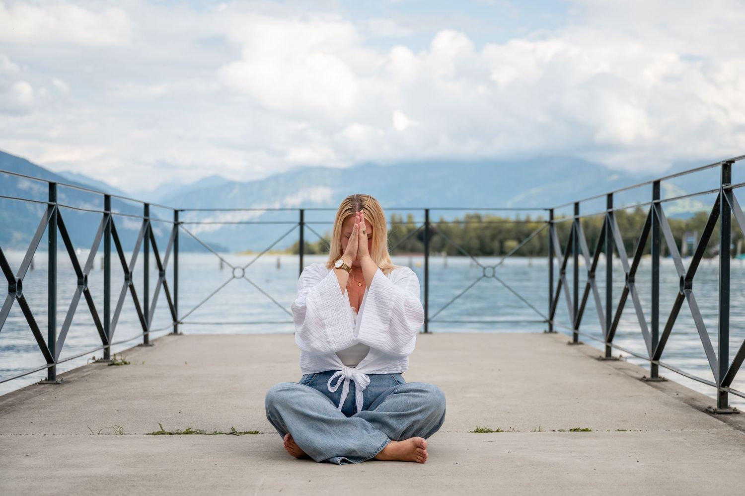 Unternehmerin in Meditation am See bei Bern – Ruhe und Präsenz in der Natur