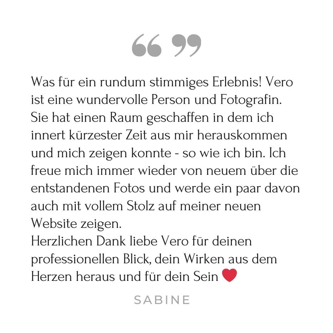 A customer review block with German text and a heart emoji discussing a photography experience.