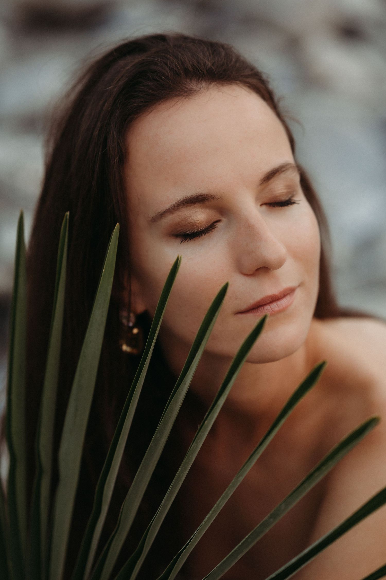 Boudoir trifft Natur: Sinnlich, zart und voller Selbstliebe – dein Fotoshooting in Thun, das dich in deinem schönsten Licht zeigt.