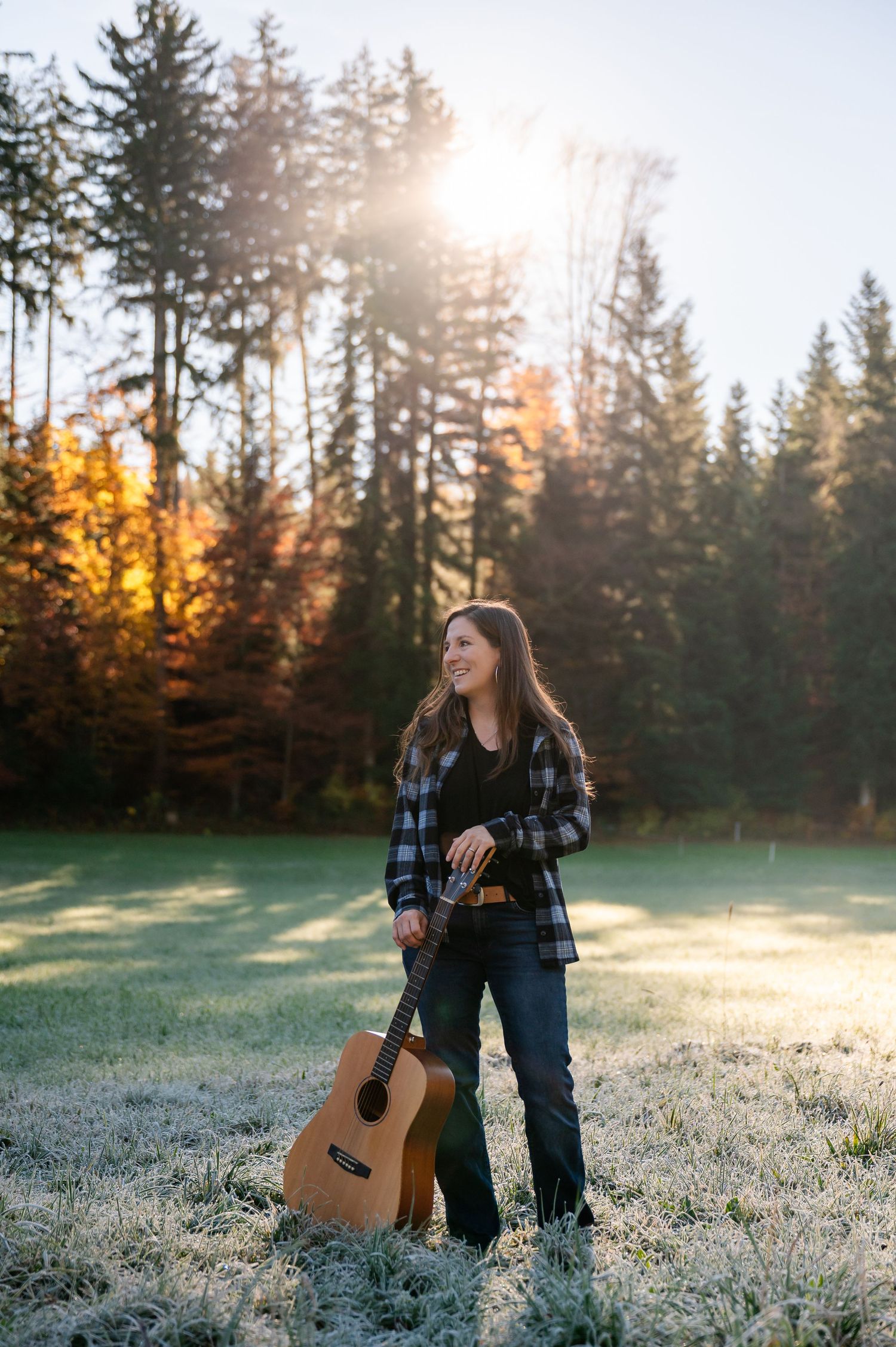 Natürliches Outdoor-Portrait einer Frau mit Gitarre bei Sonnenaufgang im Herbst – Outdoor-Fotoshooting Thun