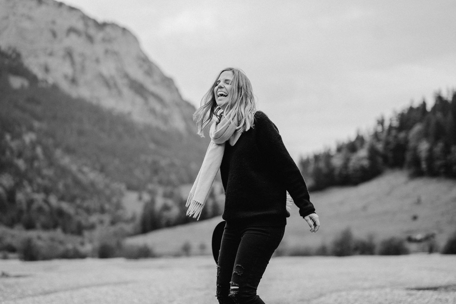Mitten in der Natur, ganz in meinem Element. Ich liebe es, Frauen mit meiner Kamera in ihrer Kraft & Schönheit sichtbar zu machen.
