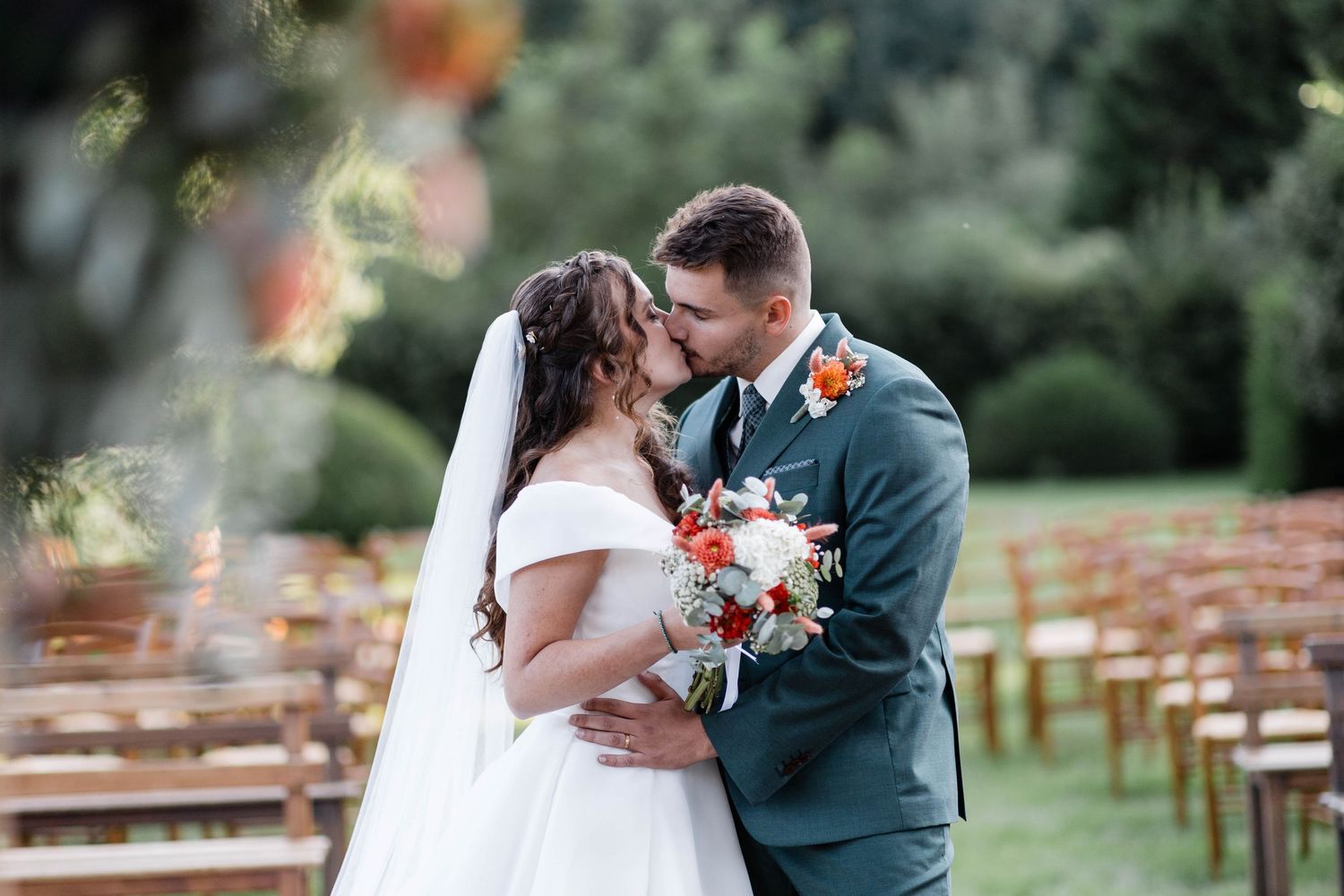 photographie de couple dans un jardin
