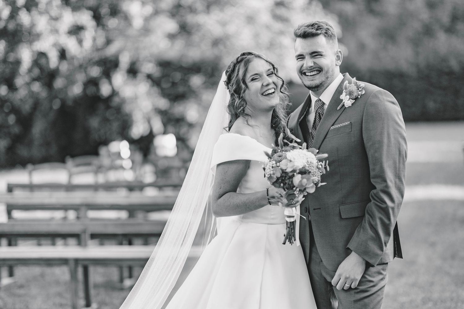 photographie de mariage en noir et blanc