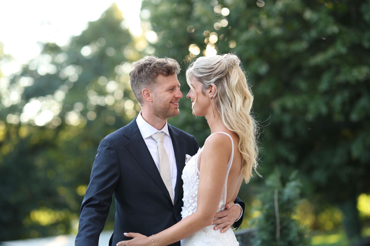 Séance de photo de couple pour un mariage