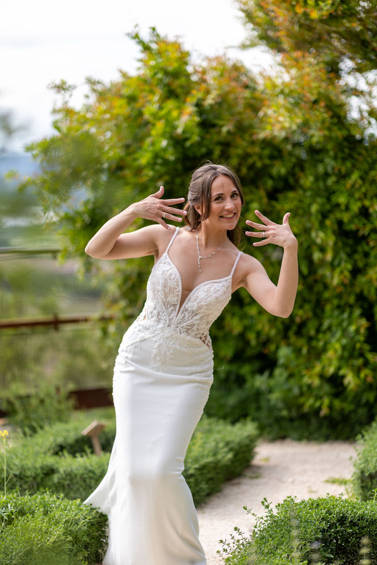 Mariée souriante lors de son mariage en extérieur
