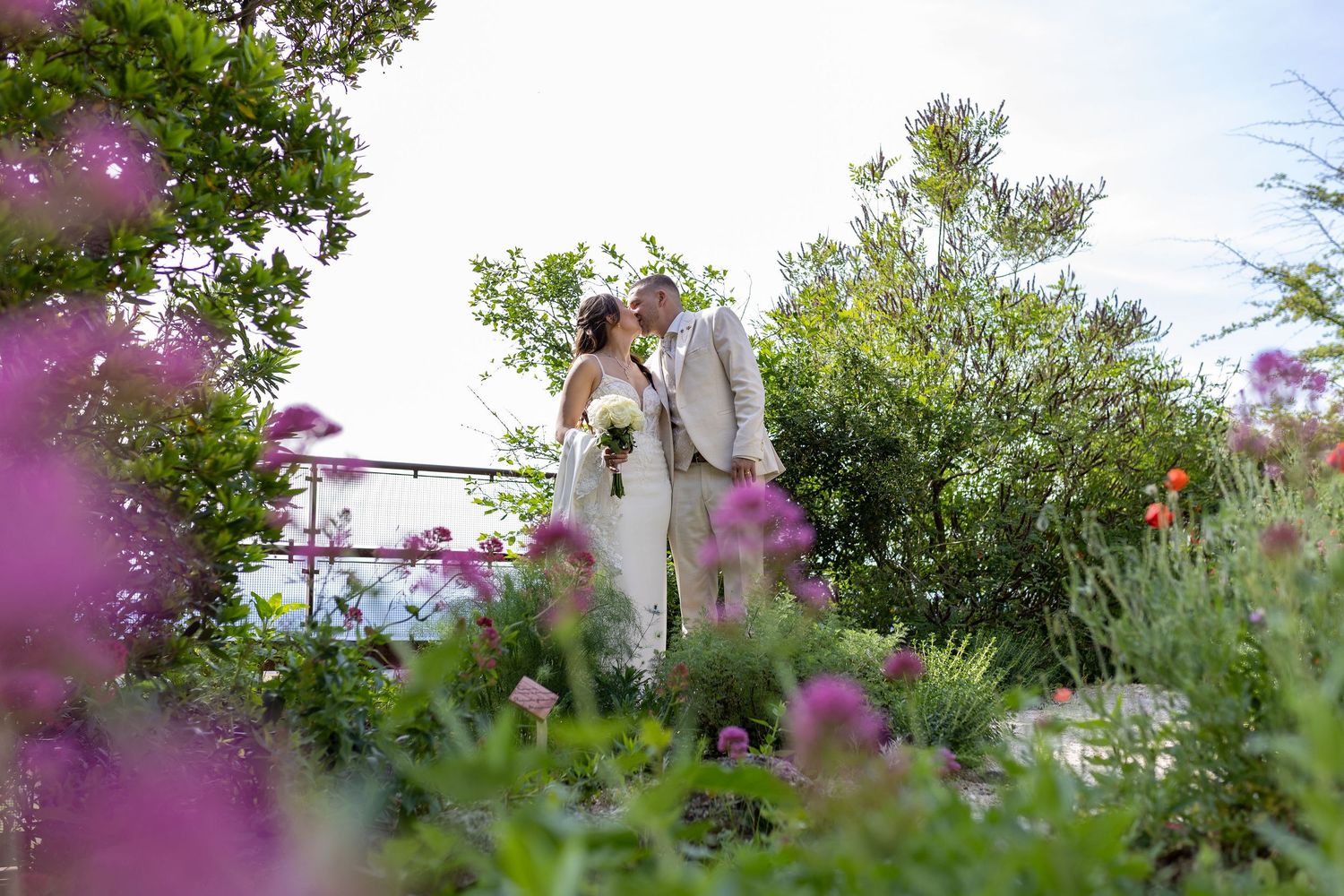 Photo de mariage dans un jardin fleuri