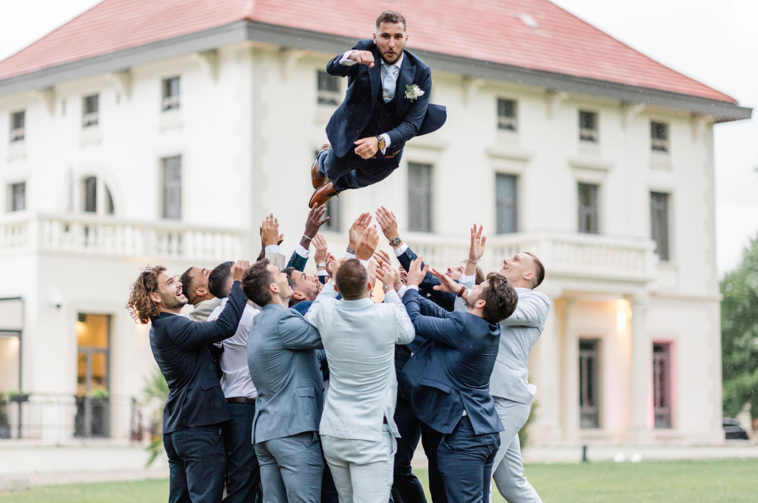 Marié jeté en l'air par ses proches pour son mariage