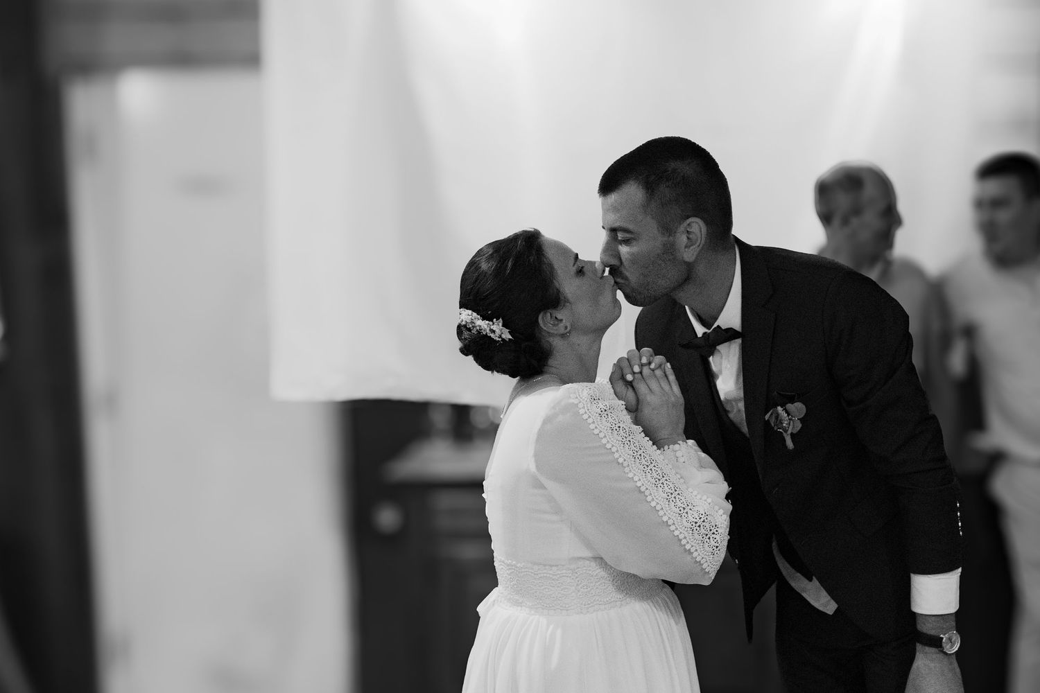 Mariés s'embrassant pendant leur réception de mariage