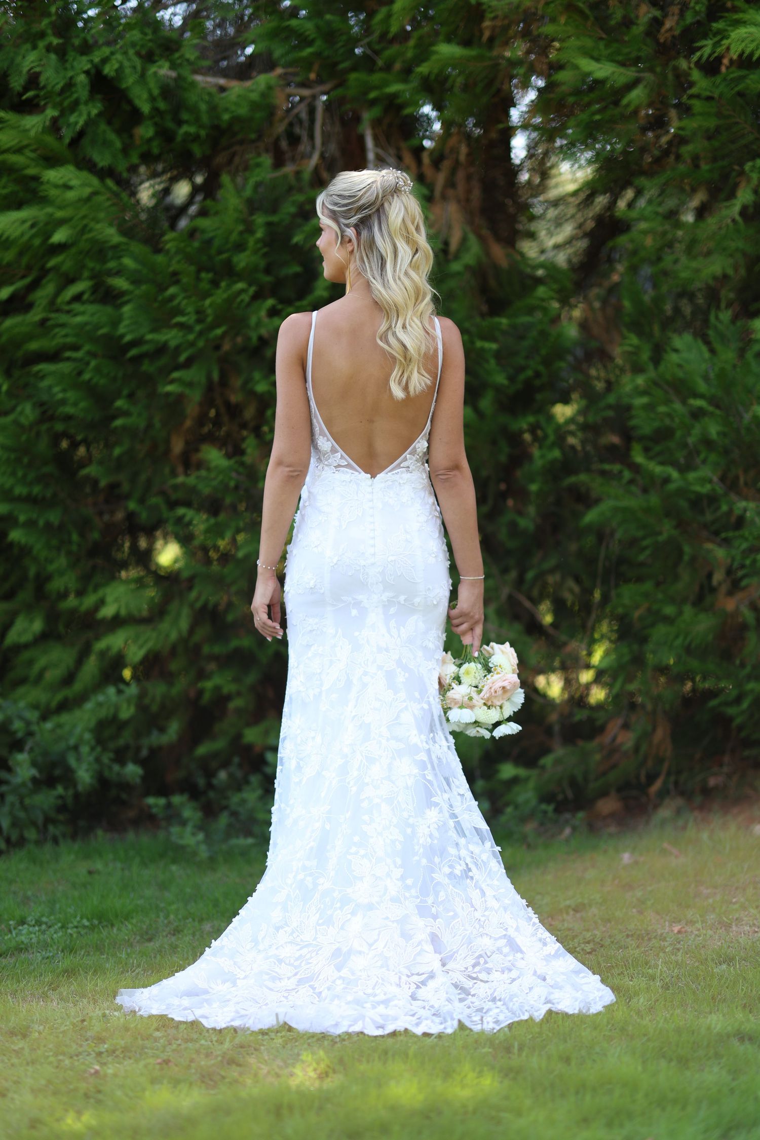 Portrait de la mariée dans un jardin