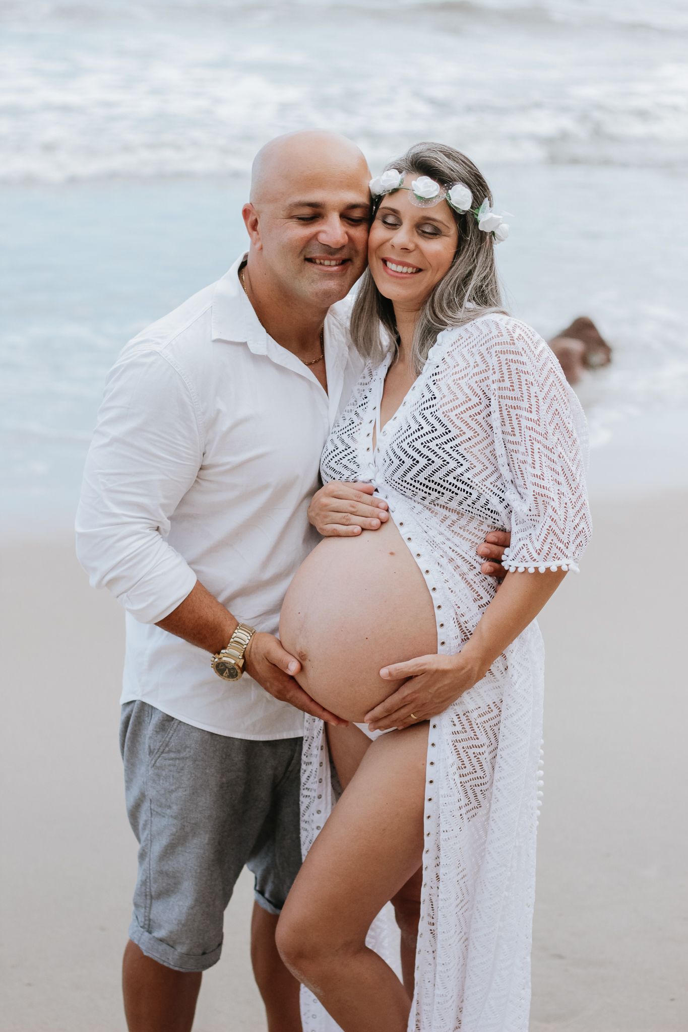 Casal, gestante, fundo de praia, em Ubatuba.