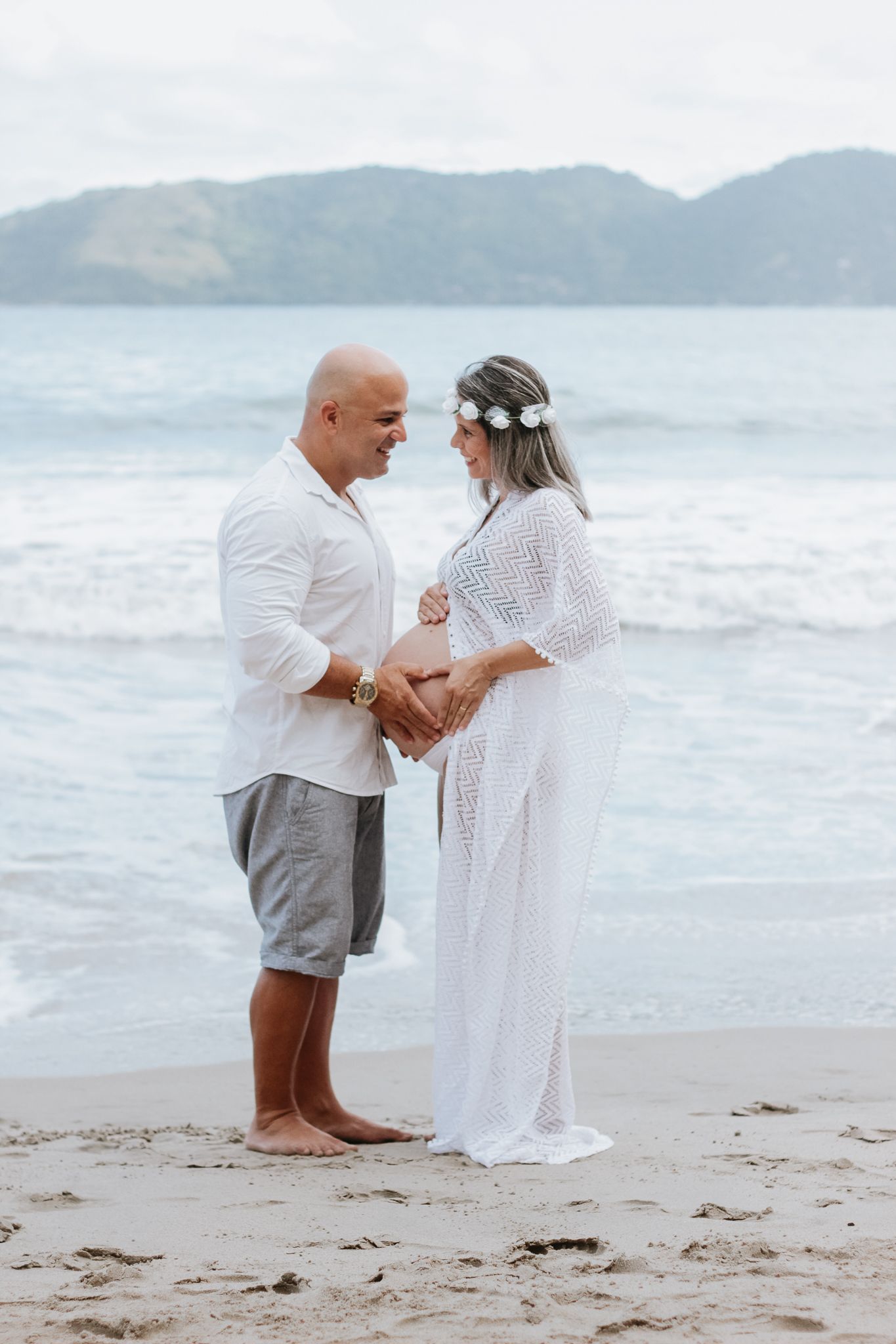 Casal, gestante, fundo de praia, em Ubatuba.