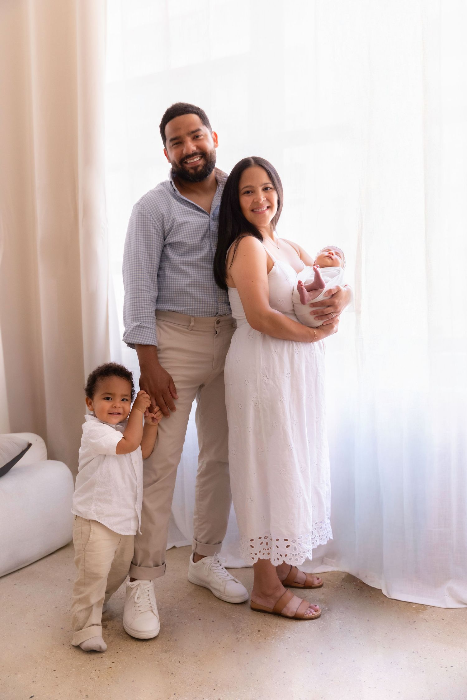 Best New York/ Jersey City newborn photographer. Stress free at home newborn photoshoot, candid family newborn photoshoot Jersey City