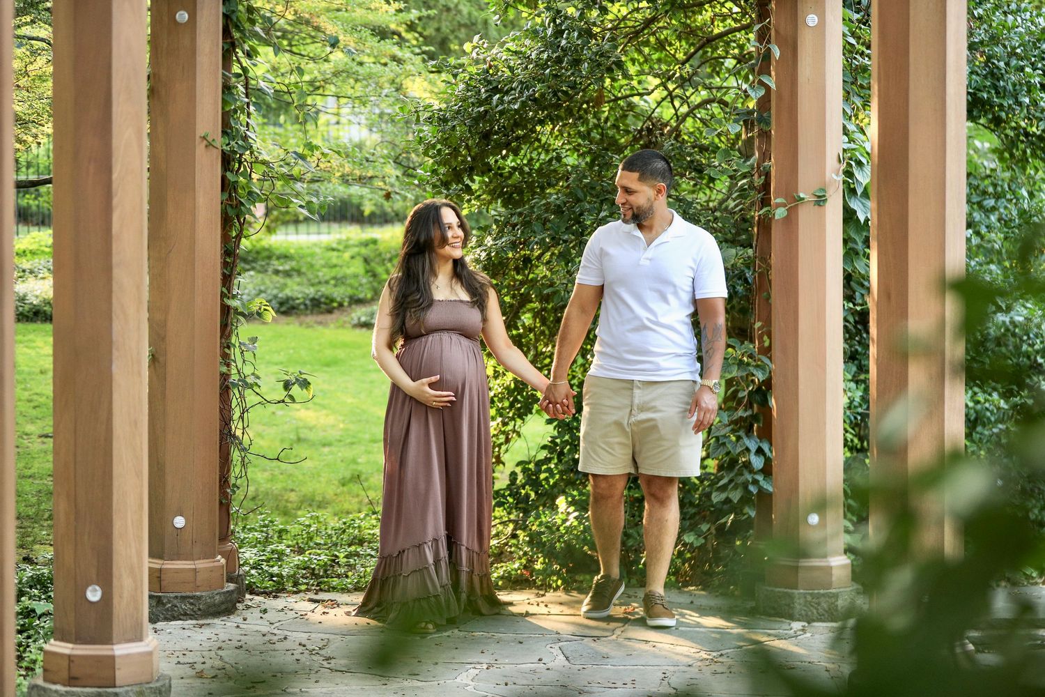 Outdoor pregnancy photographer in Jersey City