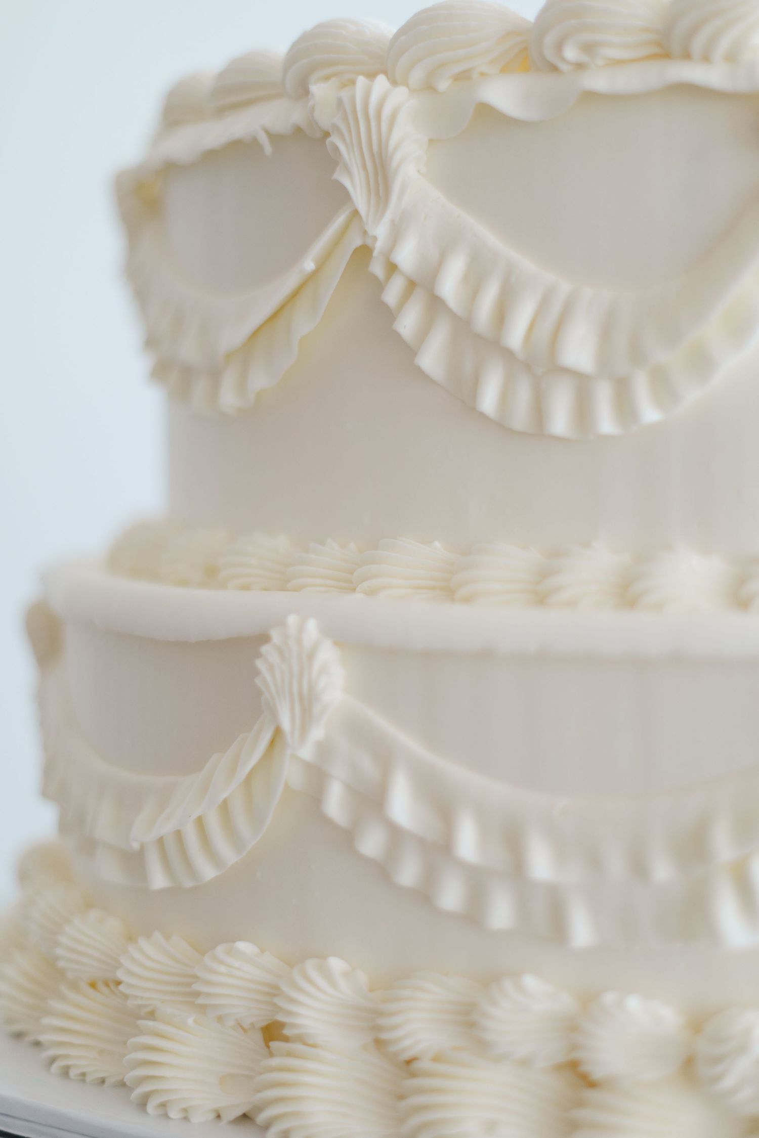 Detail photos of a white cake during the reception