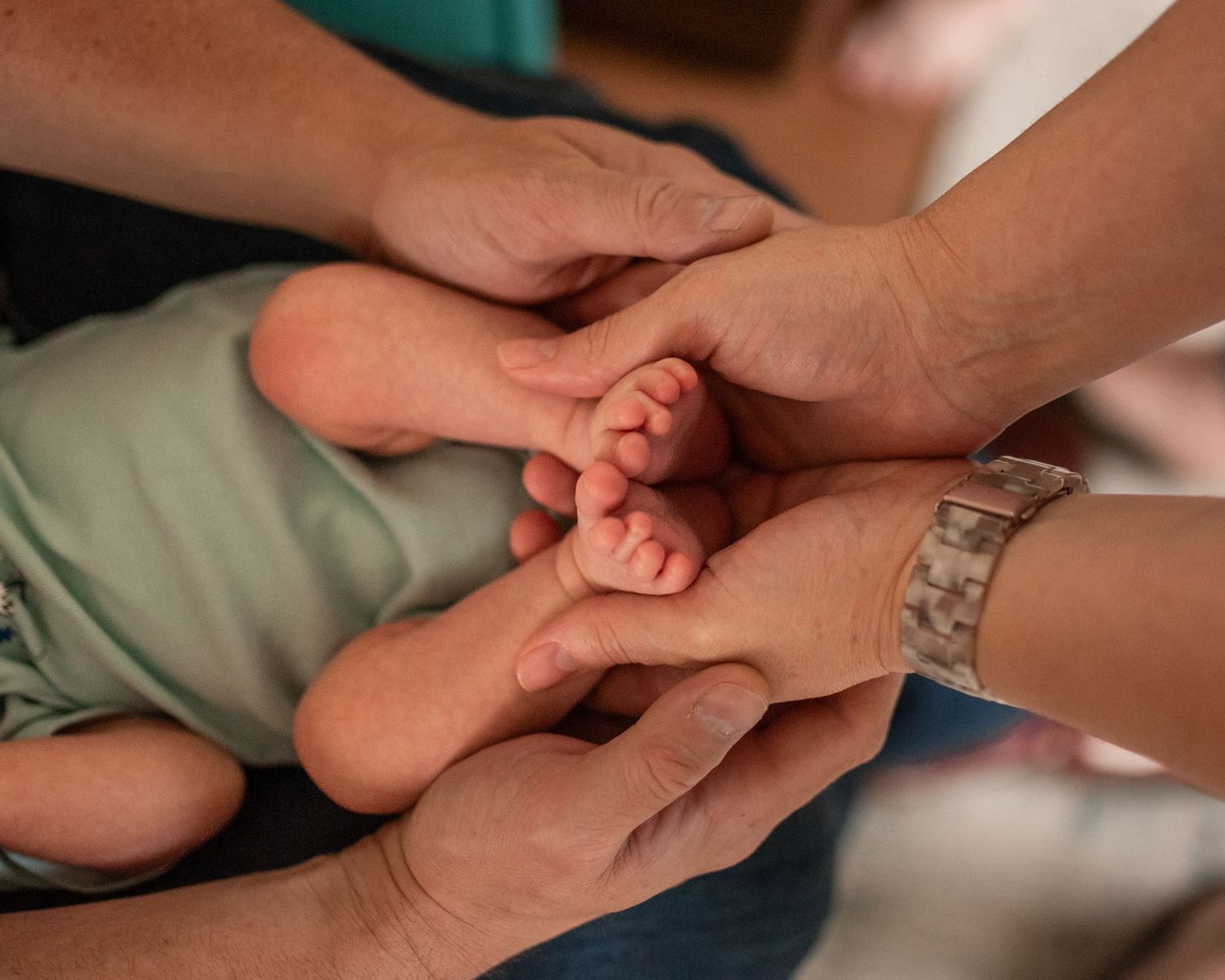 hands and newborn feet