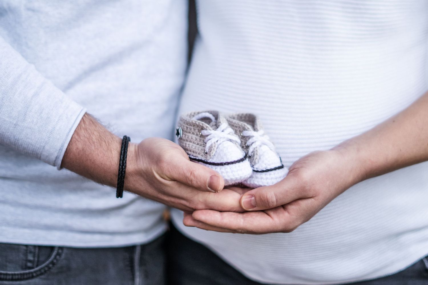 Babybauchfotografie Allgäu Schwangerschaft draußen