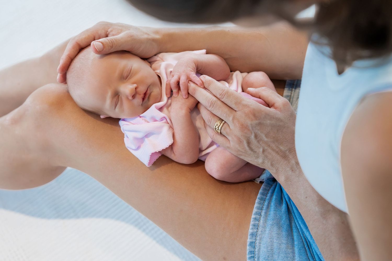 Newborn Shooting als Homestory in Bad Grönenbach & im Allgäu – natürliche Babyfotos mit Mama voller Liebe und Nähe.