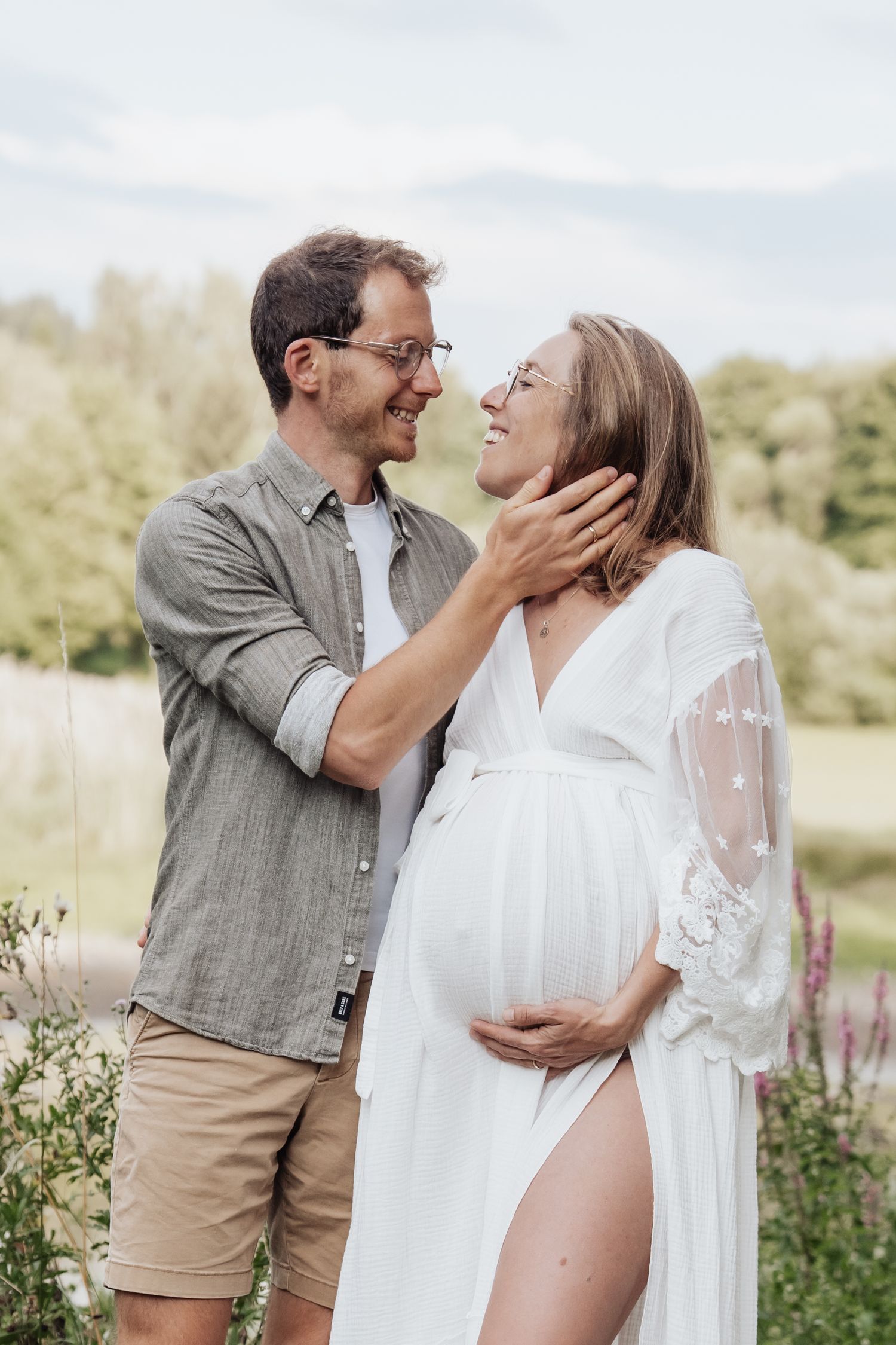 Babybauchfotos im Allgäu – die Vorfreude auf das erste Kind in natürlichen Bildern festgehalten.