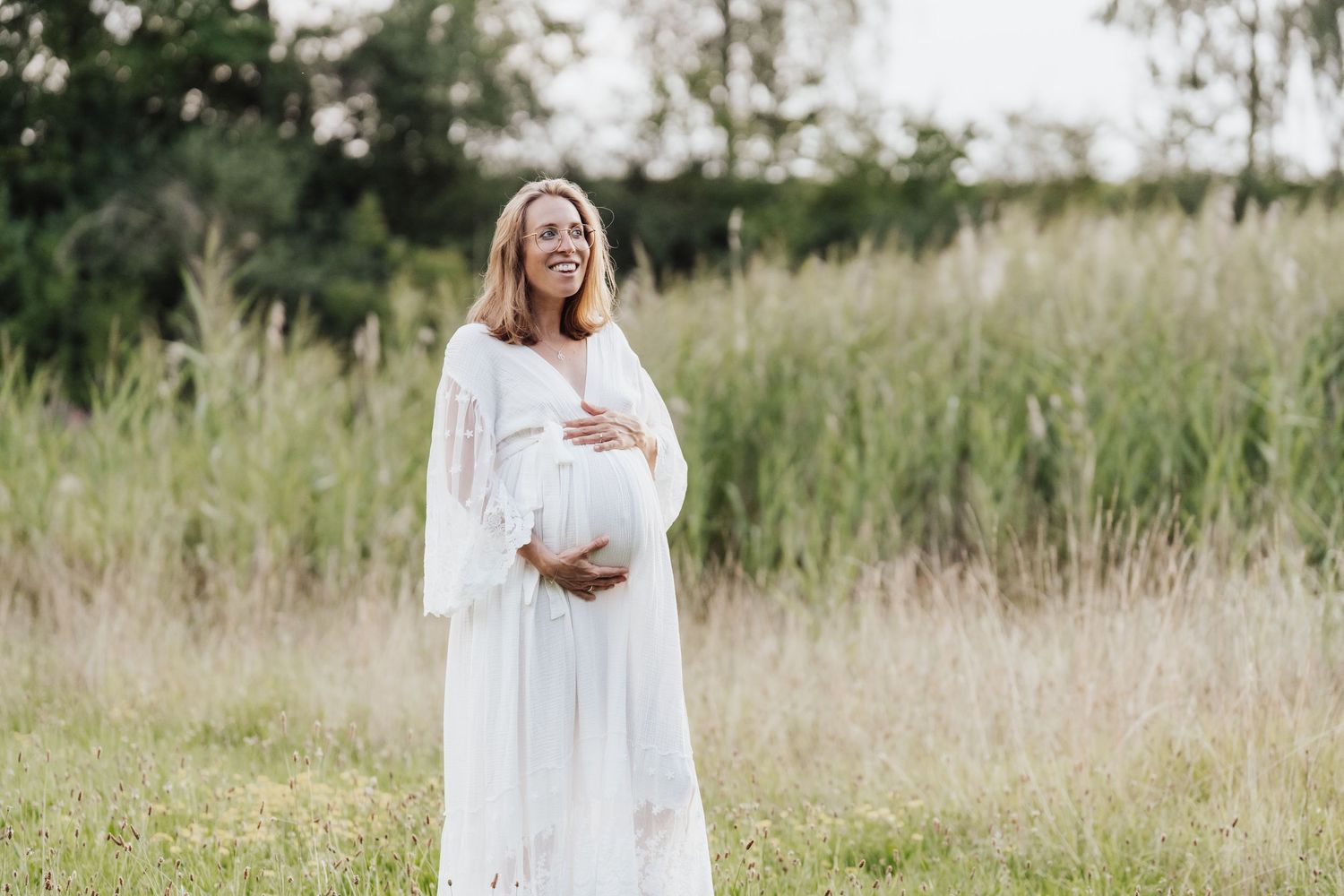 Natürliches Babybauchshooting im Allgäu – liebevolle Schwangerschaftsfotos bei Bad Grönenbach.