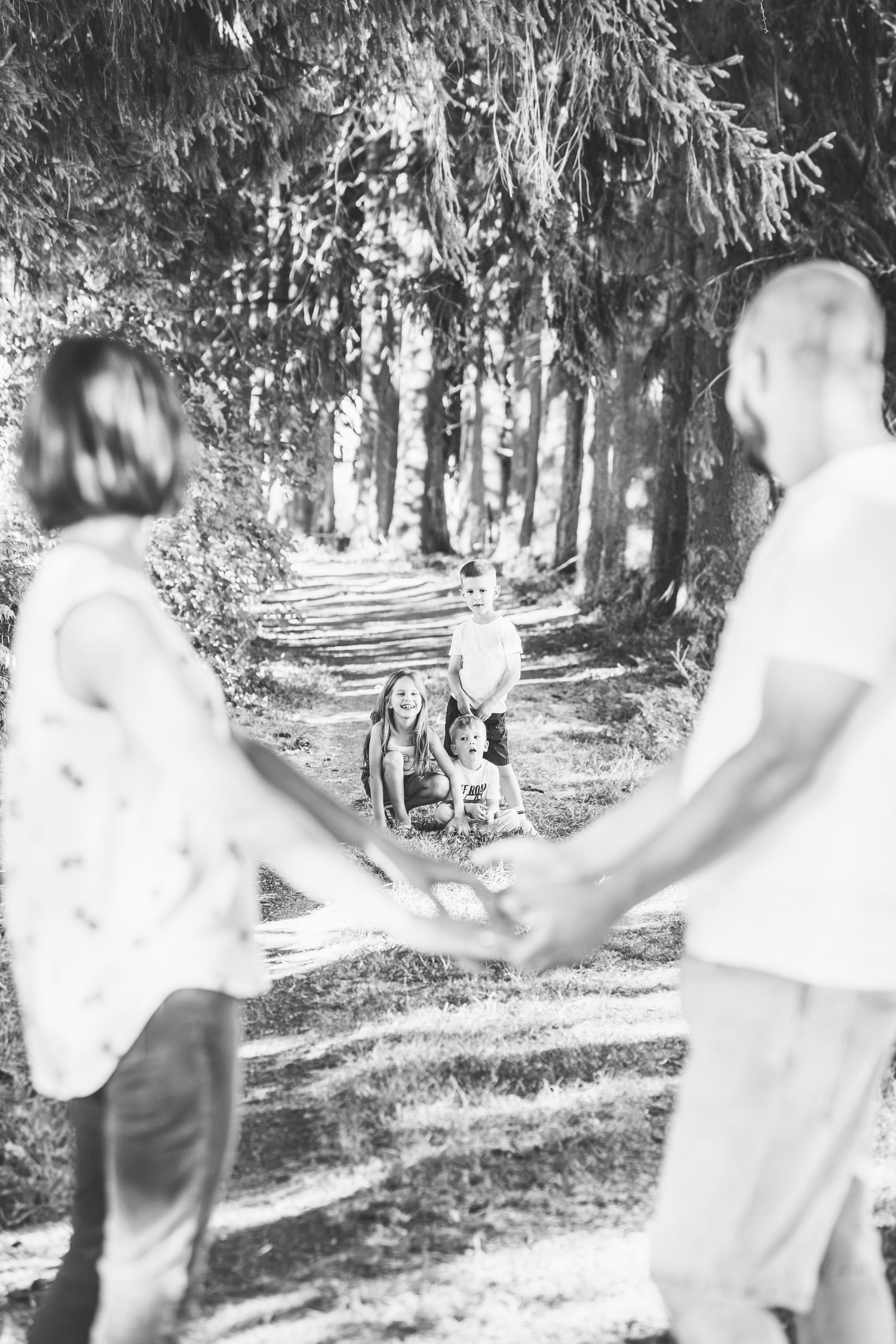 Natürliches Familienfotoshooting in Eschach im Allgäu mit Mama, Papa und ihren drei Kindern.