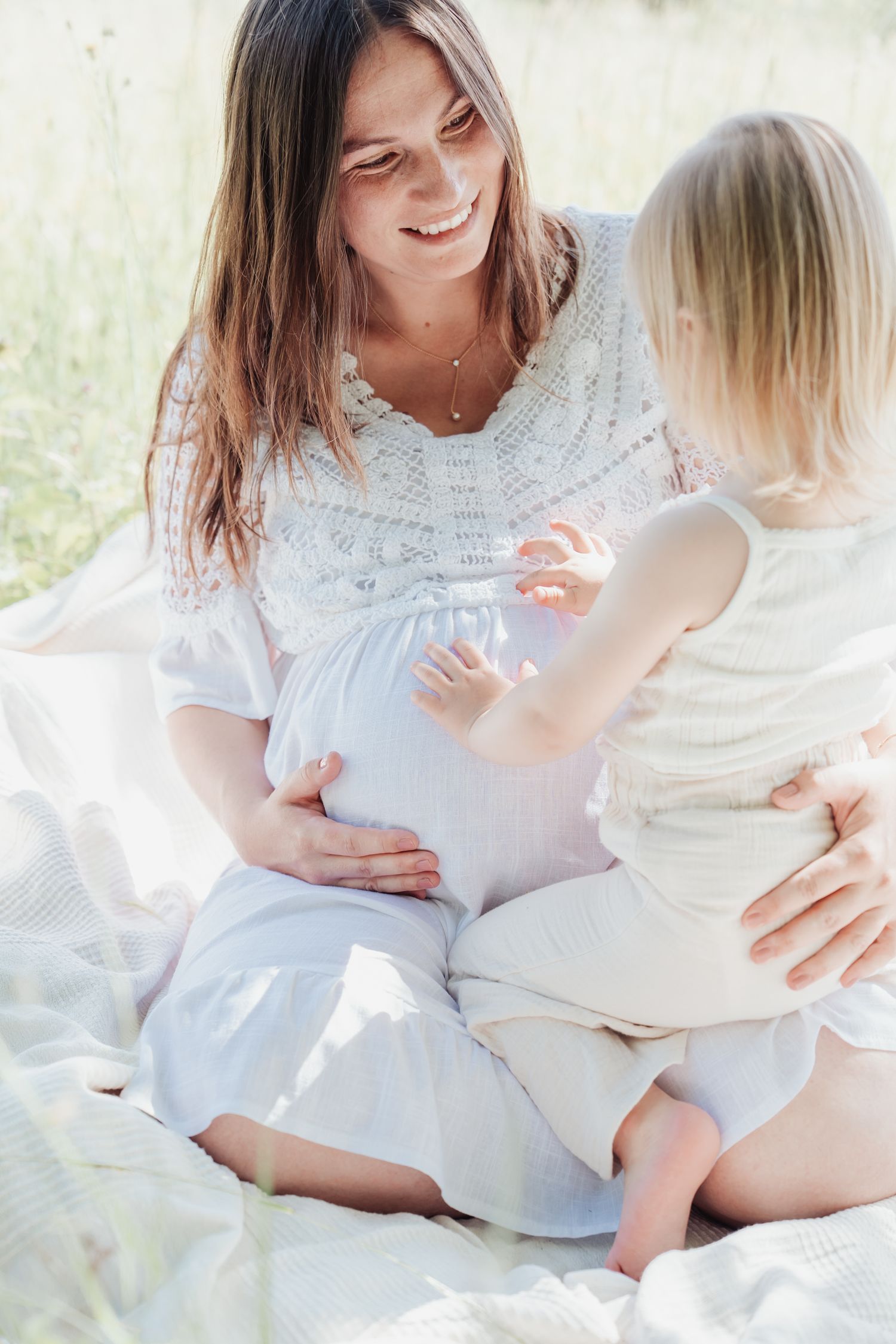 Schwangerschaftsfotos Allgäu natürliche Babybauchfotografie