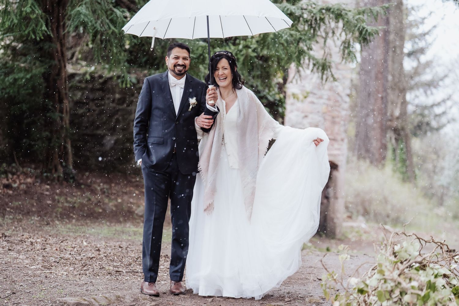 Brautpaar beim romantischen Paarshooting am Schloss Neuenbürg – emotionale Hochzeitsfotos in märchenhafter Kulisse