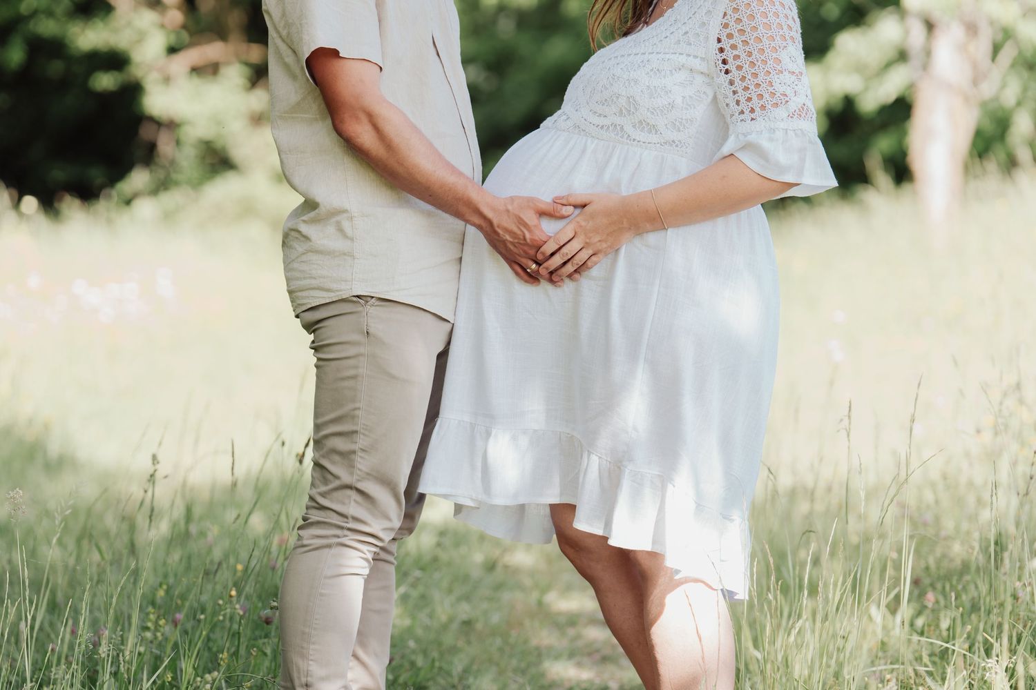 Schwangerschaftsfotos Allgäu natürliche Babybauchfotografie