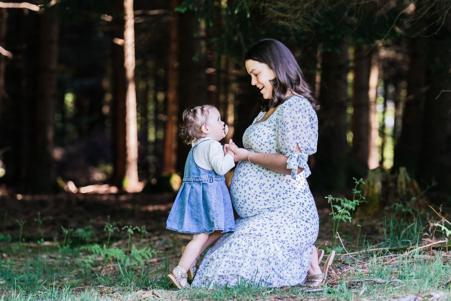 Babybauch-Shooting Allgäu werdende Eltern Wiese Natur