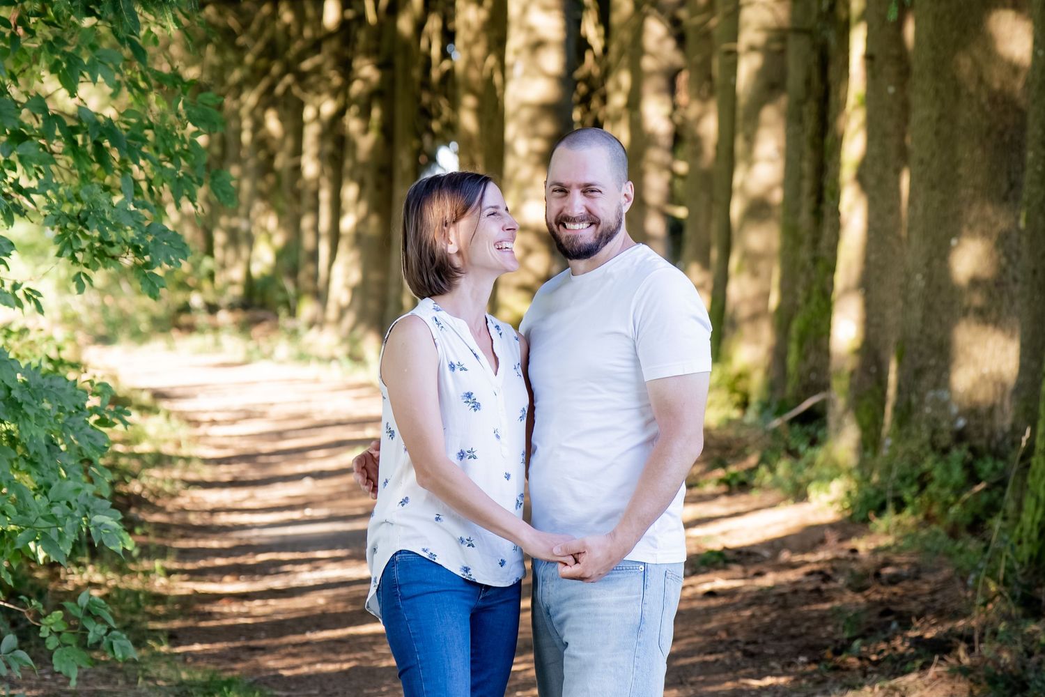Natürliches Familienfotoshooting in Eschach im Allgäu mit Mama, Papa und ihren drei Kindern.