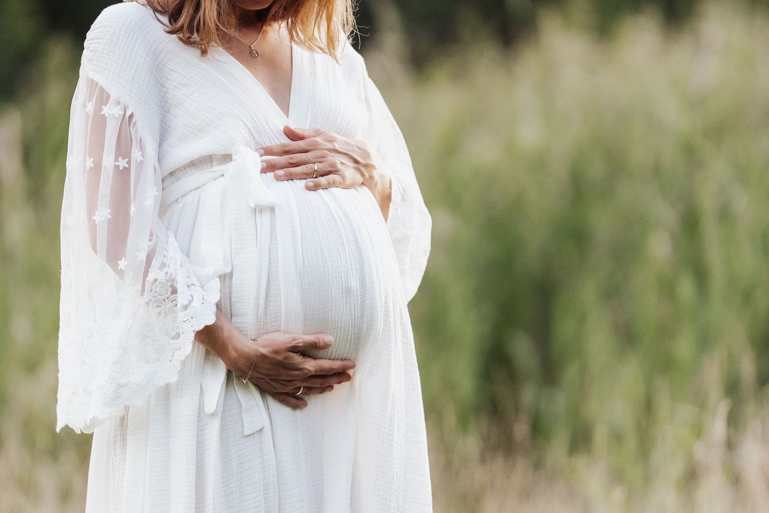 Babybauchfotos bei Bad Grönenbach – emotionale Schwangerschaftsbilder in der Natur.