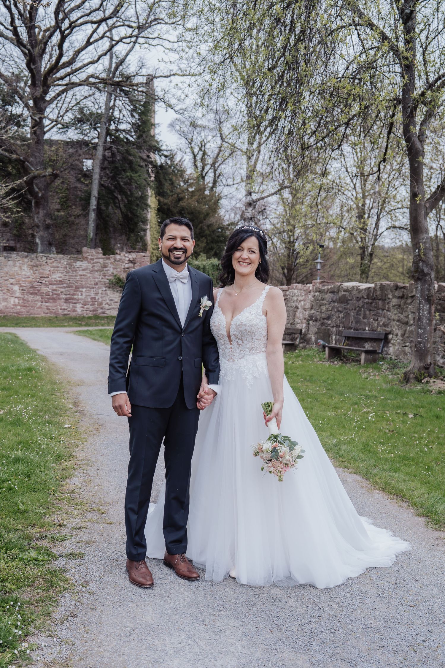 Brautpaar beim romantischen Paarshooting am Schloss Neuenbürg – emotionale Hochzeitsfotos in märchenhafter Kulisse
