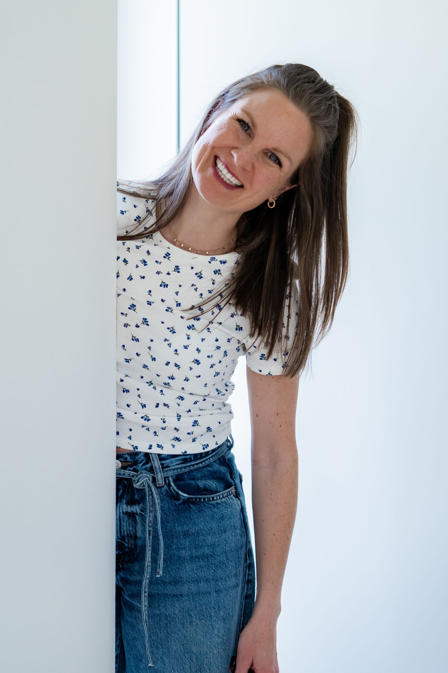 Fotografin strahlt in die Kamera – Portraitfoto im Allgäu, Dietmannsried