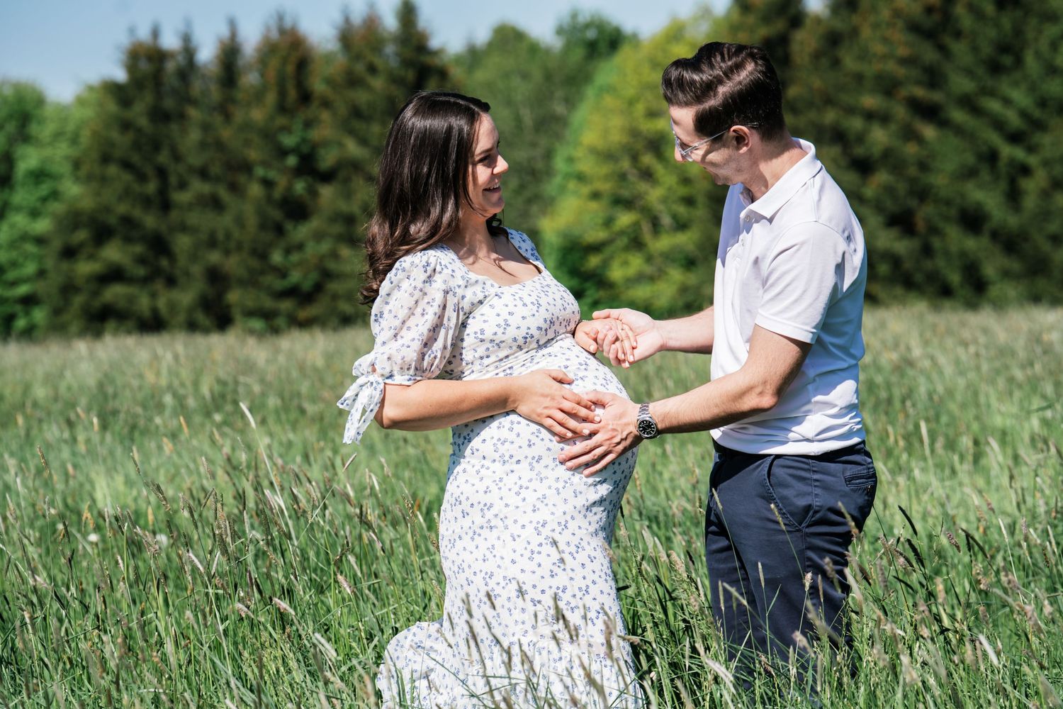 Babybauch Shooting in Dietmannsried Allgäu – Eltern berühren strahlend und voller Vorfreude den Babybauch