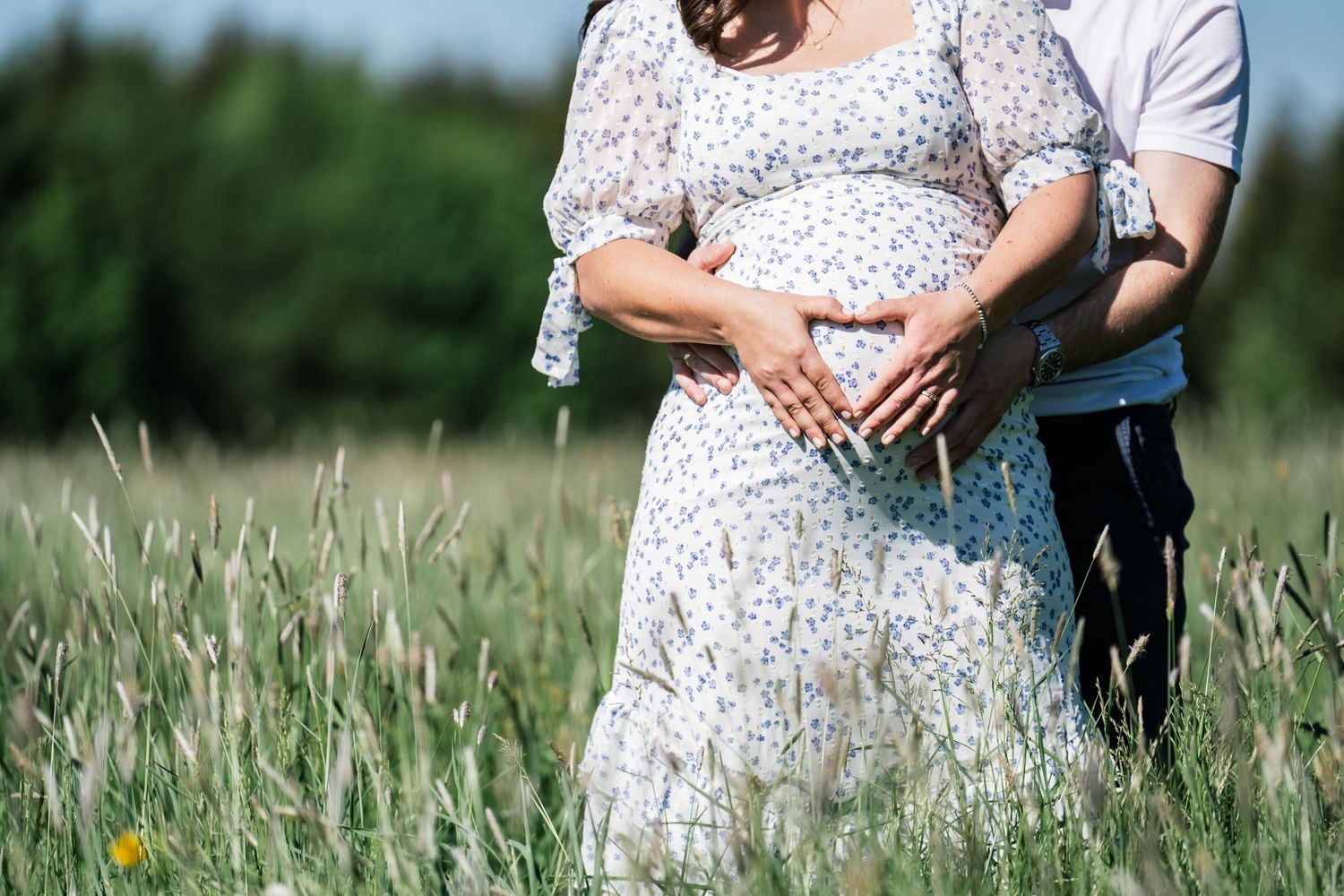 Schwangerschaftsfotos Allgäu natürliche Babybauchfotografie