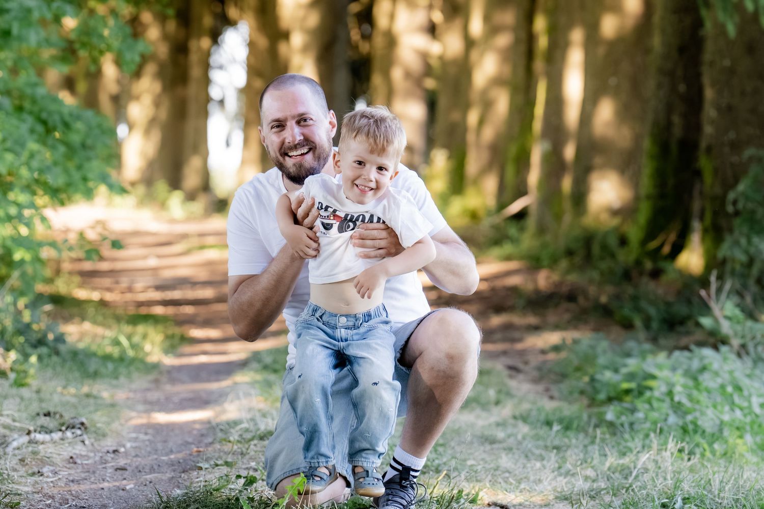 Natürliches Familienfotoshooting in Eschach im Allgäu mit Mama, Papa und ihren drei Kindern.