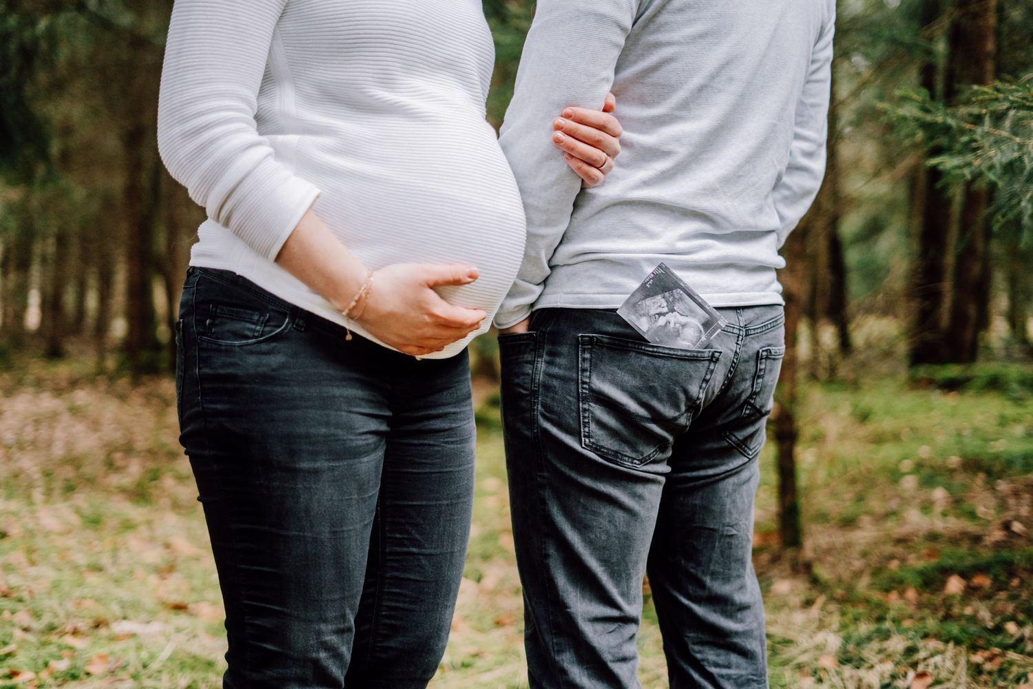 Babybauchfotografie Allgäu Schwangerschaft draußen