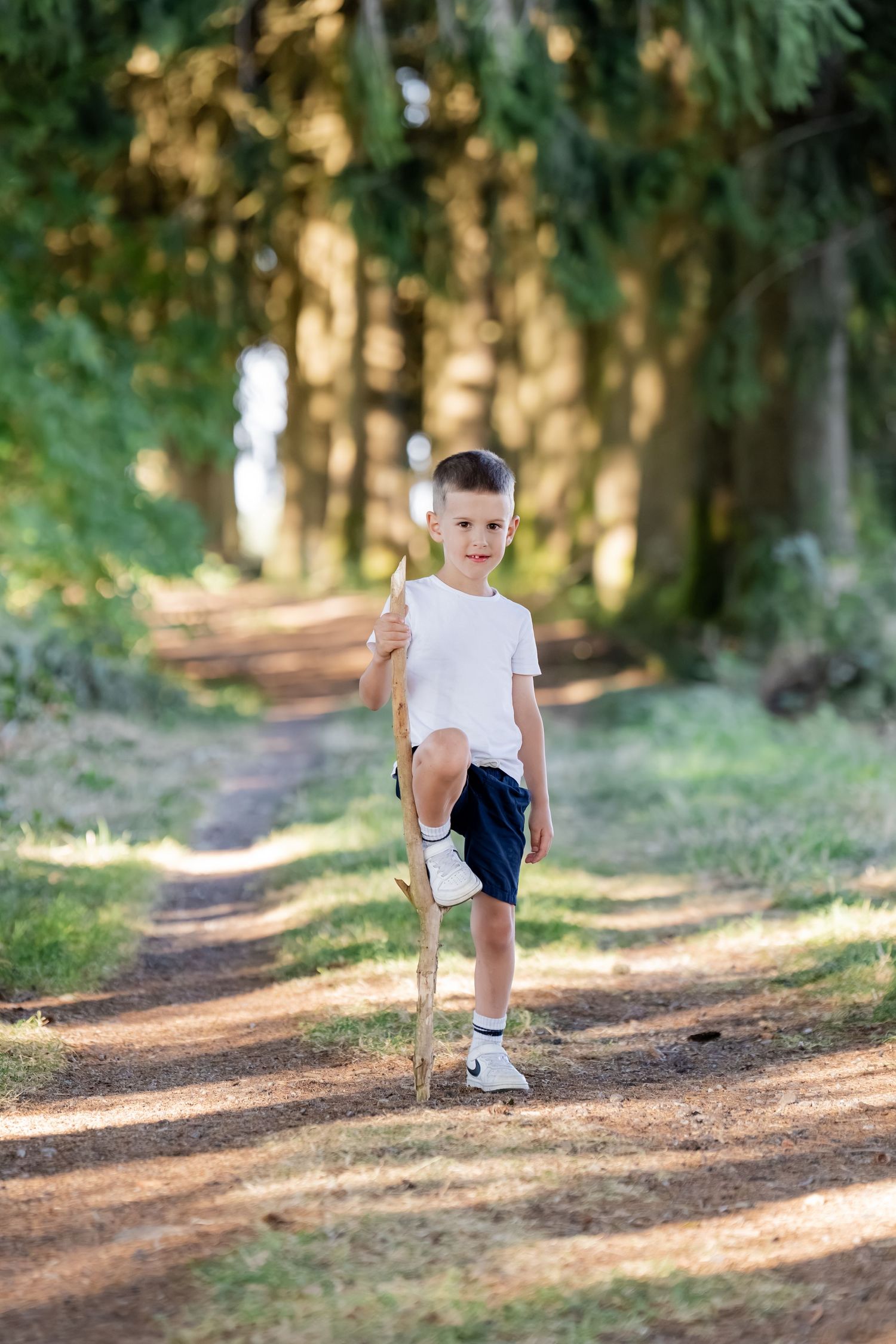 Natürliches Familienfotoshooting in Eschach im Allgäu mit Mama, Papa und ihren drei Kindern.