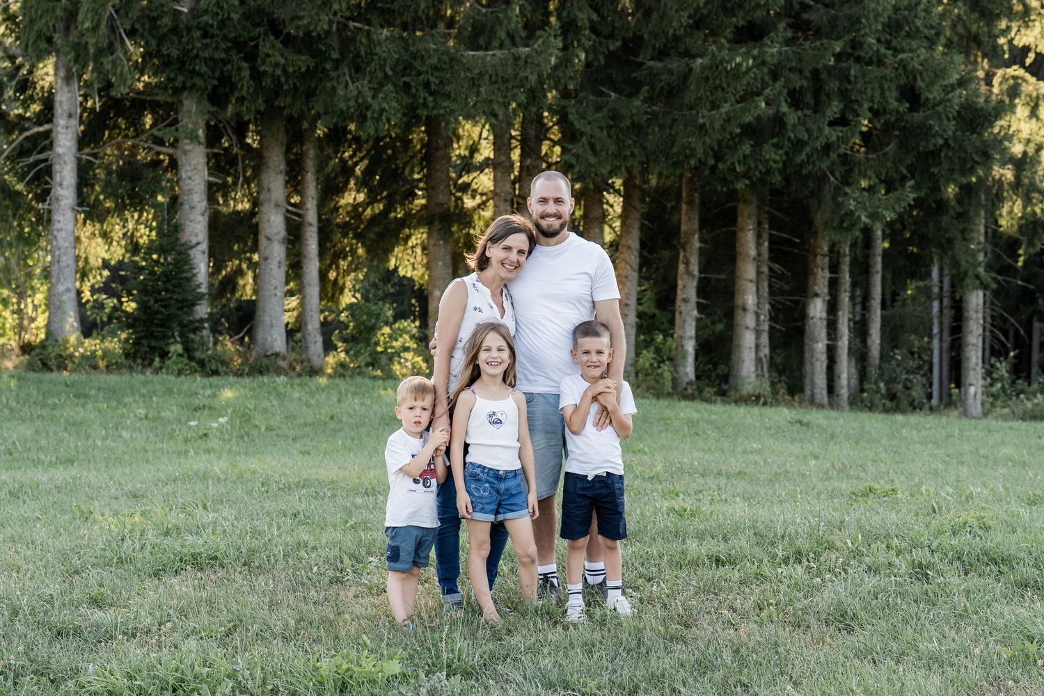 Natürliches Familienfotoshooting in Eschach im Allgäu mit Mama, Papa und ihren drei Kindern.
