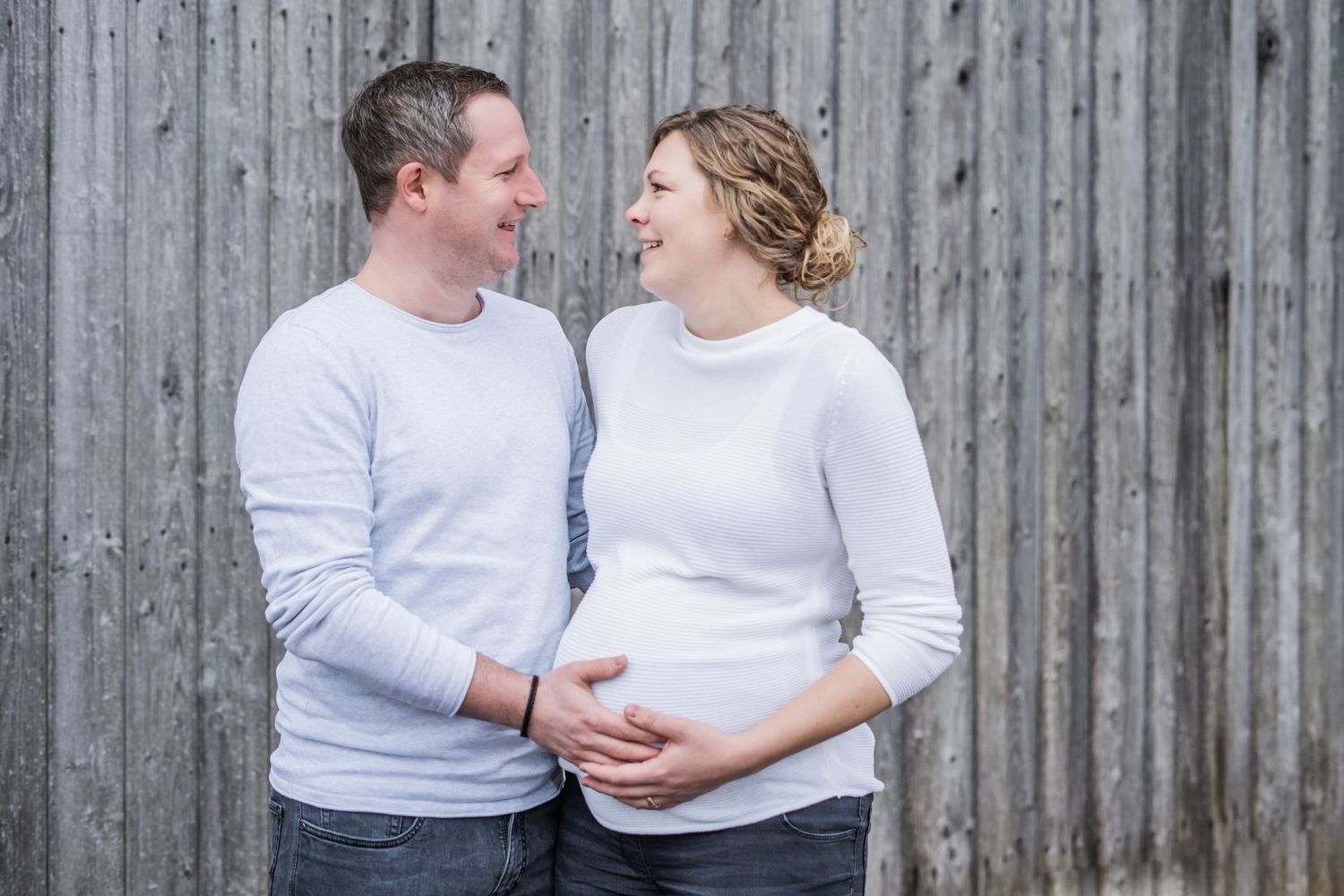 Babybauchfotografie Allgäu Schwangerschaft draußen