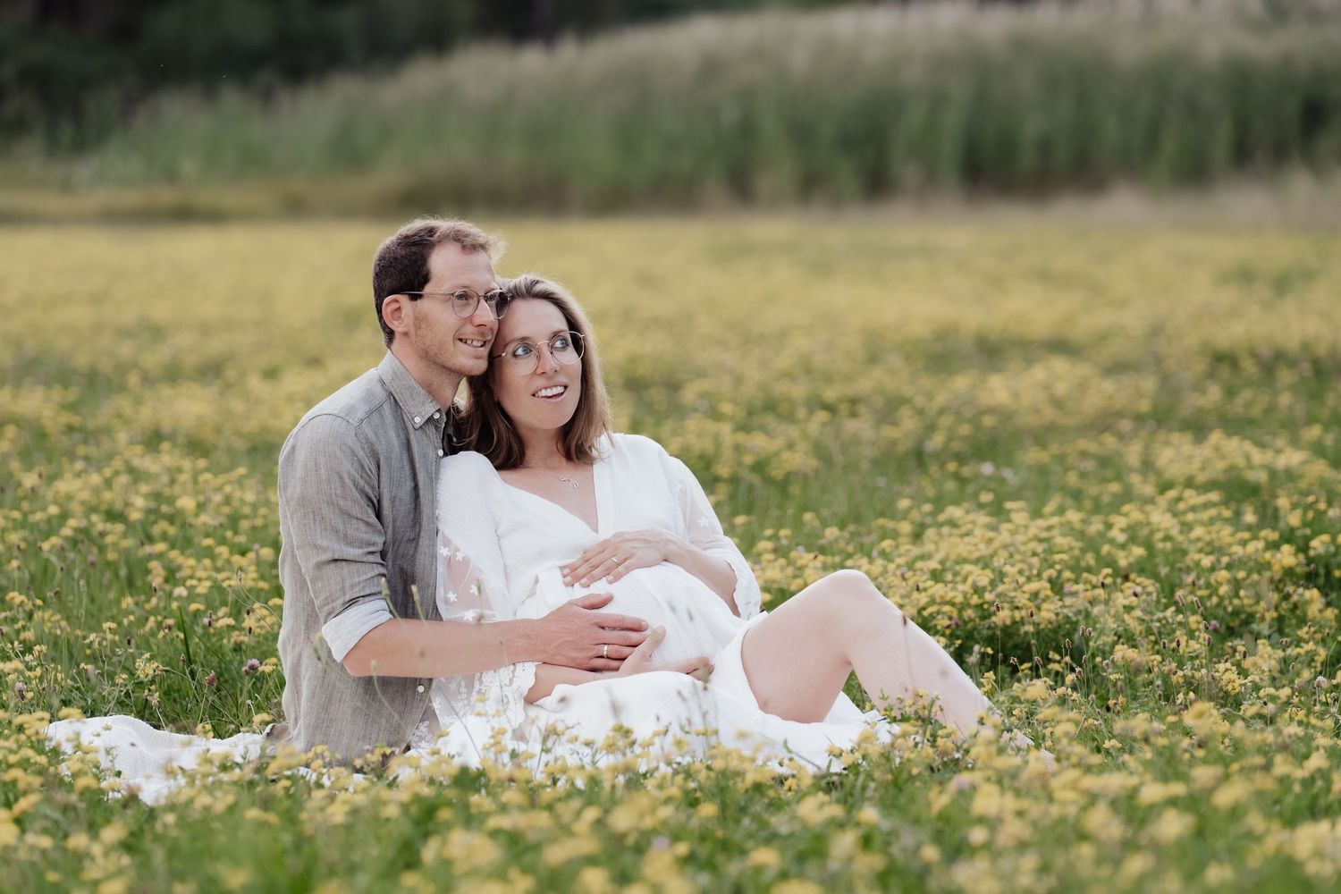 Babybauchfotos im Allgäu – die Vorfreude auf das erste Kind in natürlichen Bildern festgehalten.