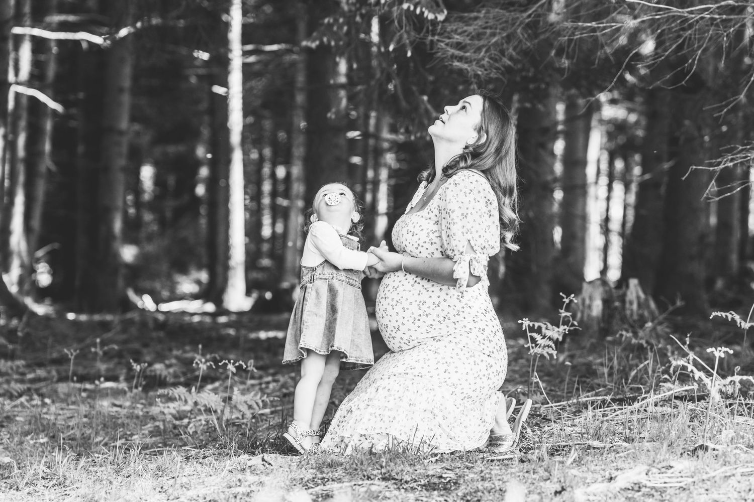 Babybauch-Shooting Allgäu werdende Eltern Wiese Natur