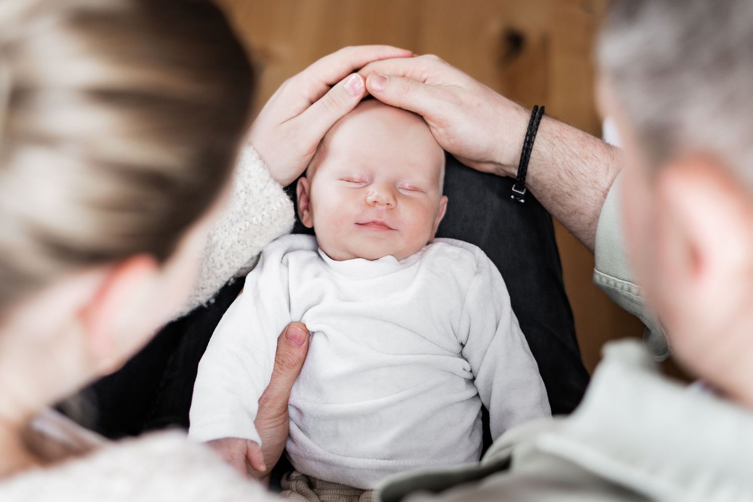 Neugeborenen Homestory Allgäu Familie mit Baby zuhause