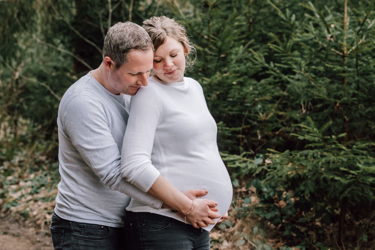 Babybauchfotografie Allgäu Schwangerschaft draußen