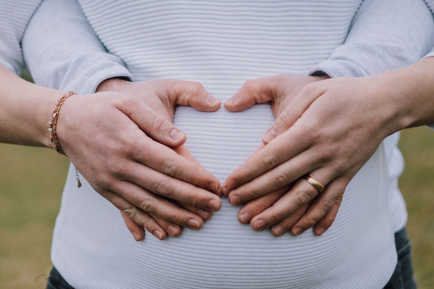 Babybauchfotografie Allgäu Schwangerschaft draußen